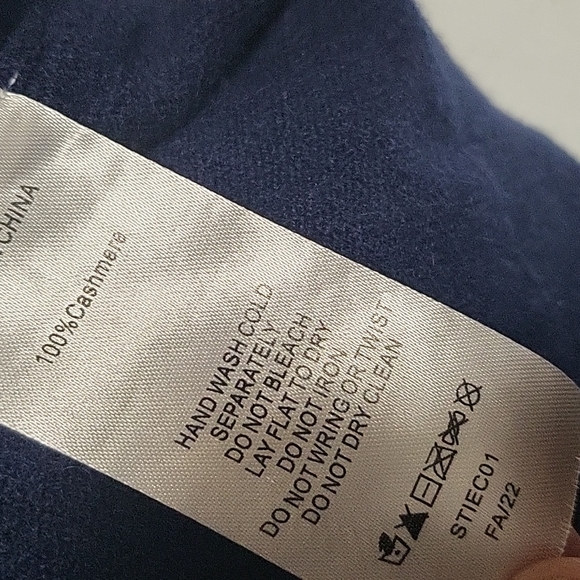 Quince BLACK and NAVY Mongolian Cashmere Sweater - Picture 2 of 9